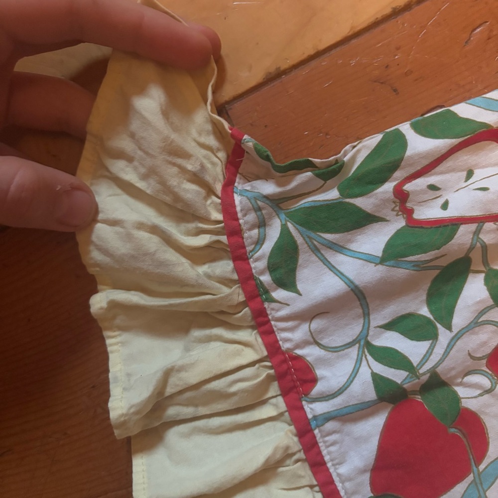 Handmade vintage cotton cute apple print apron with ruffled edge and pocket! - Picture 3 of 5